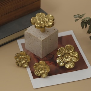 梅の花のノブ/真鍮製フラワー引き出しハンドル/カスタム彫刻入り枝キャビネット取っ手/ワードローブドア取っ手/食器棚取っ手