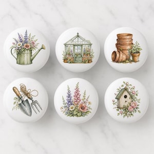 Puede incluir: Un juego de seis pomos redondos de cerámica blanca con ilustraciones de temática de jardín. Los diseños incluyen una regadera con flores, un invernadero, macetas de terracota apiladas, una pala y un rastrillo, dedaleras y una pajarera con rosas.