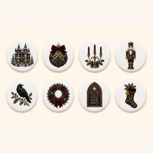 Può includere: Un set di otto bottoni bianchi circolari con illustrazioni natalizie che includono una villa innevata, una pallina dorata e nera, un candelabro, uno schiaccianoci, un corvo nero, una ghirlanda di fiori rossi, una vetrata e una calza.