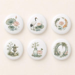 Puede incluir: Un juego de seis botones redondos blancos con ilustraciones de naturaleza y arquitectura. Los diseños incluyen flores de loto, una grulla, peces koi, una linterna de piedra con bambú, un jarrón con bambú y loto, y una puerta de jardín circular con vegetación.