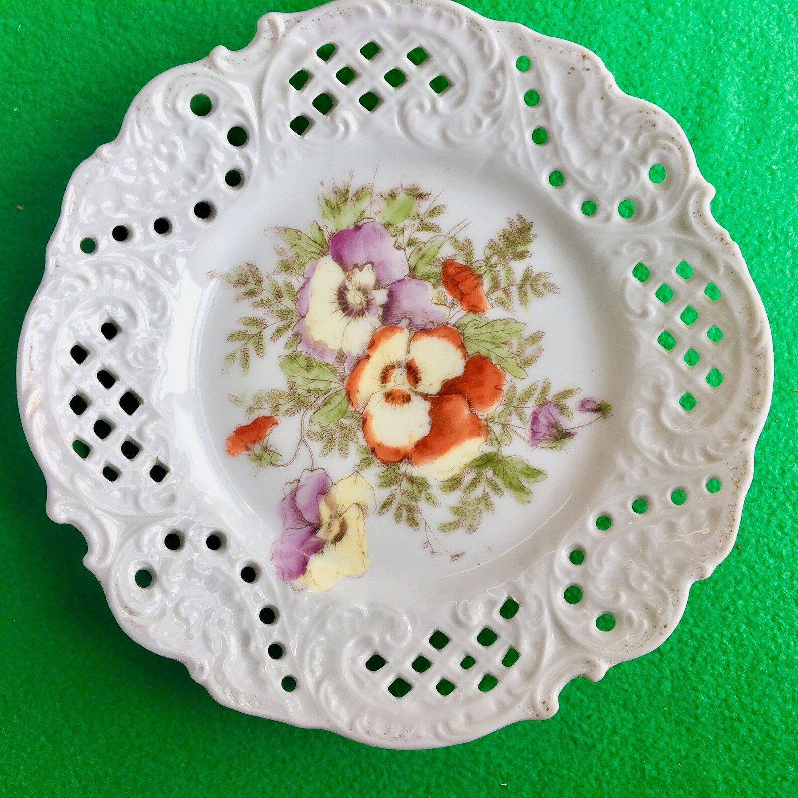 Pair of Vintage Pierced Lace Ribbon Plates with floral design Etsy Italia