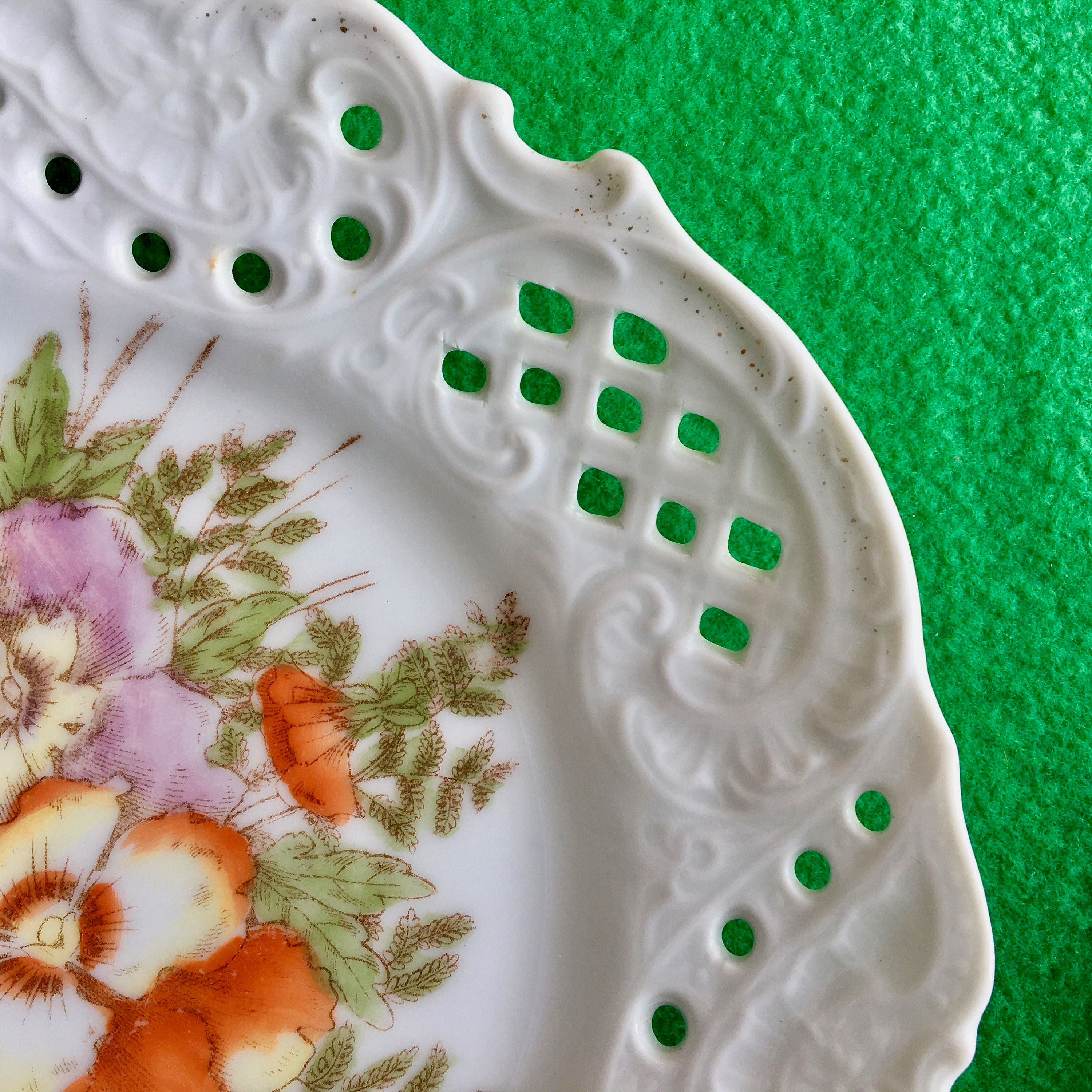 Pair of Vintage Pierced Lace Ribbon Plates with floral design - Etsy Italia