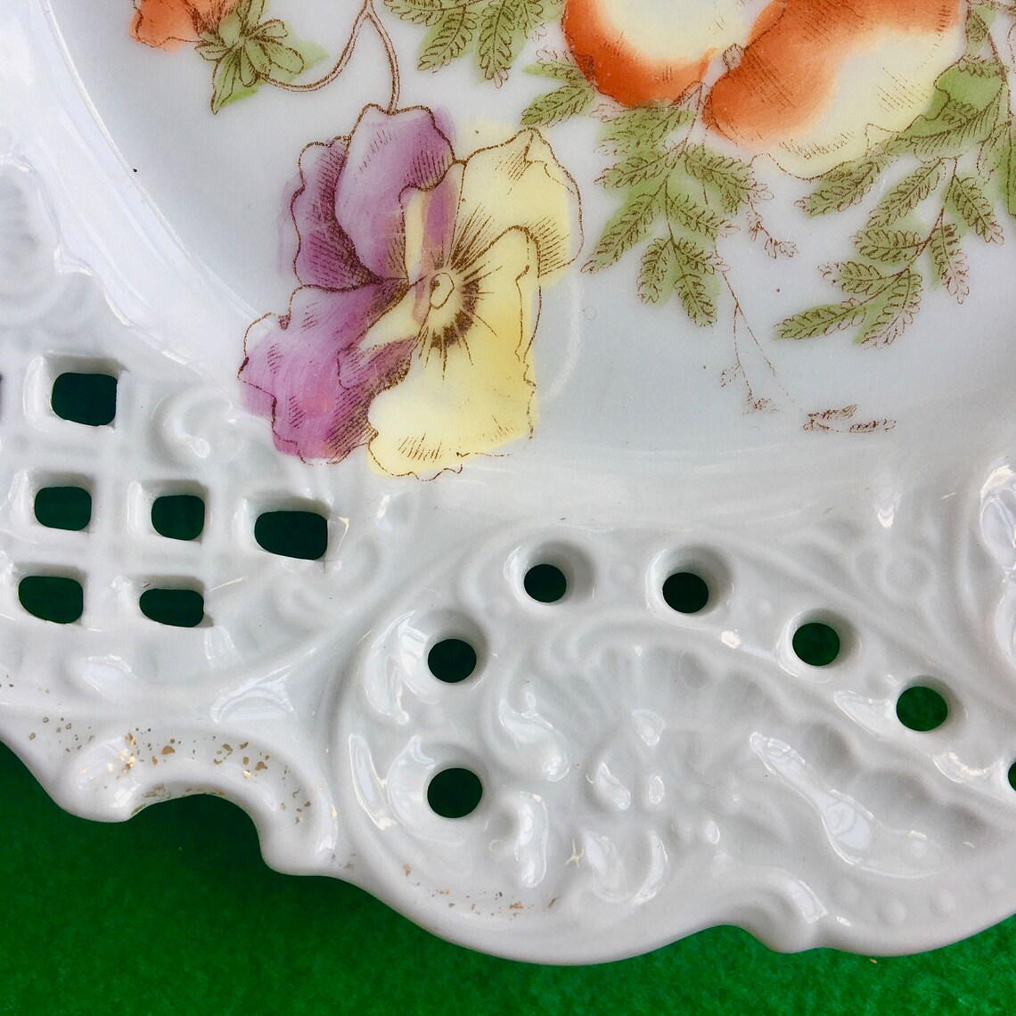 Pair of Vintage Pierced Lace Ribbon Plates with floral design Etsy Italia