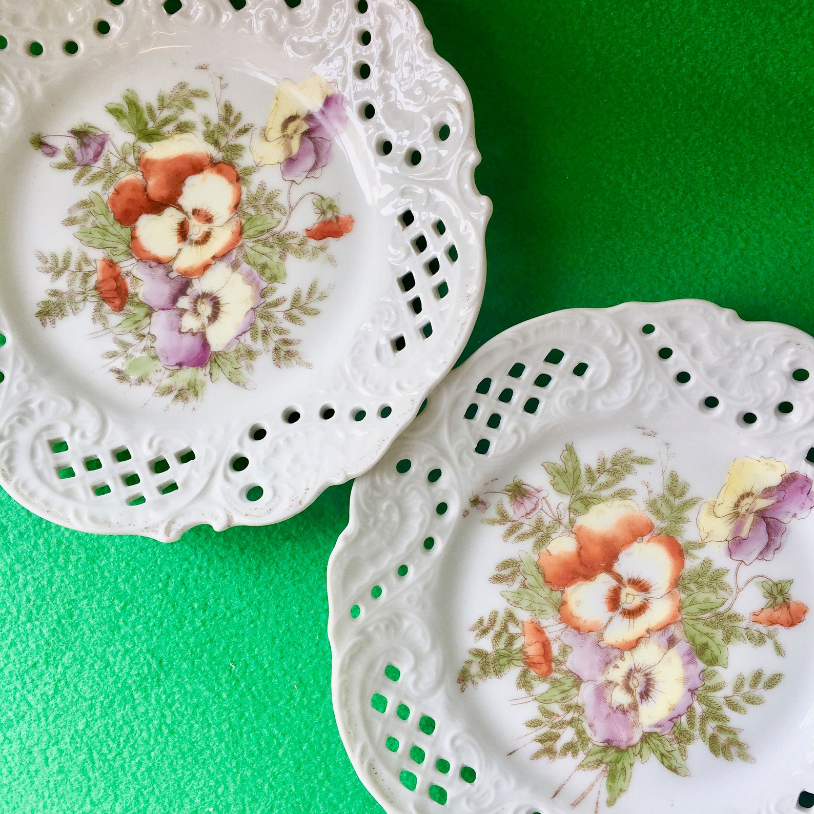 Pair of Vintage Pierced Lace Ribbon Plates with floral design Etsy Italia