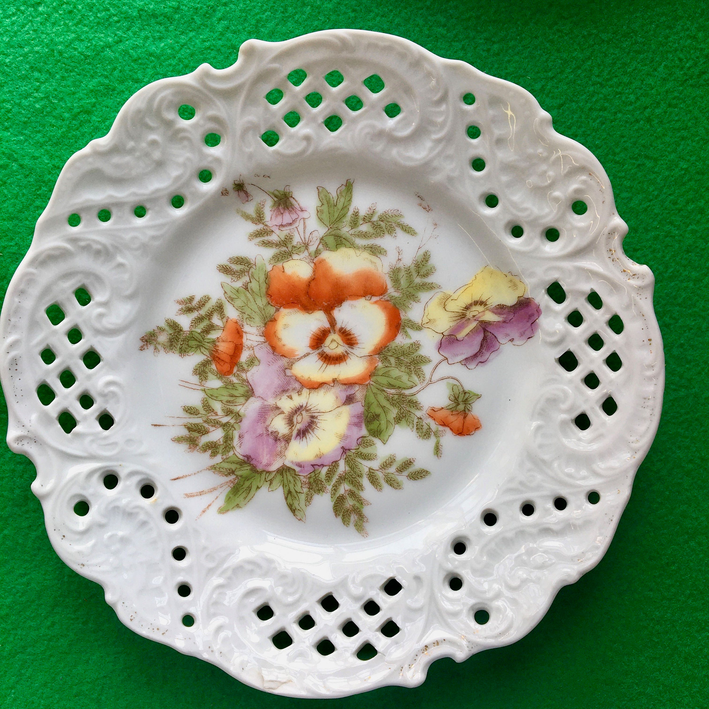 Pair of Vintage Pierced Lace Ribbon Plates with floral design - Etsy Italia