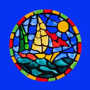 Ocean Lover's Dream: Segelboot-Meereslandschaft-Kunstkarte mit lebendiger Glasmalerei-Optik