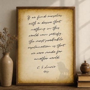 Könnte beinhalten: Ein rechteckiges gerahmtes Wandbild mit einem Hintergrund im Vintage-Pergament-Stil und schwarzem kursiven Text: If we find ourselves with a desire that nothing in this world can satisfy, the most probable explanation is that we were made for another world. C. S. Lewis, ergänzt durch eine kleine Löwen-Silhouette und ein Brillensymbol.
