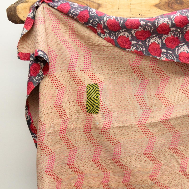 Vintage Kantha Quilt Atemberaubende rote Blumen & Rosa Chevron Indische Kantha Decke Tagesdecke,recycelte Sarees Decke,Bettwäsche,Überwurf,Handgemachtes Geschenk Bild 3