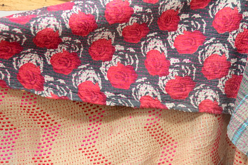 Vintage Kantha Quilt Atemberaubende rote Blumen & Rosa Chevron Indische Kantha Decke Tagesdecke,recycelte Sarees Decke,Bettwäsche,Überwurf,Handgemachtes Geschenk Bild 5