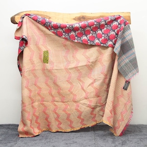 Vintage Kantha Quilt Atemberaubende rote Blumen & Rosa Chevron Indische Kantha Decke Tagesdecke,recycelte Sarees Decke,Bettwäsche,Überwurf,Handgemachtes Geschenk Bild 2