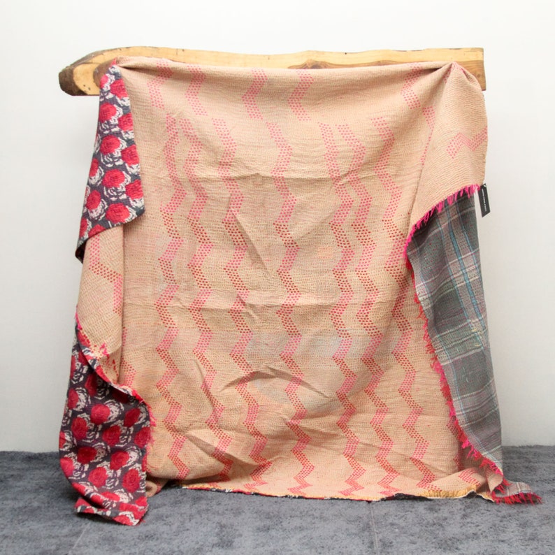 Vintage Kantha Quilt Atemberaubende rote Blumen & Rosa Chevron Indische Kantha Decke Tagesdecke,recycelte Sarees Decke,Bettwäsche,Überwurf,Handgemachtes Geschenk Bild 7