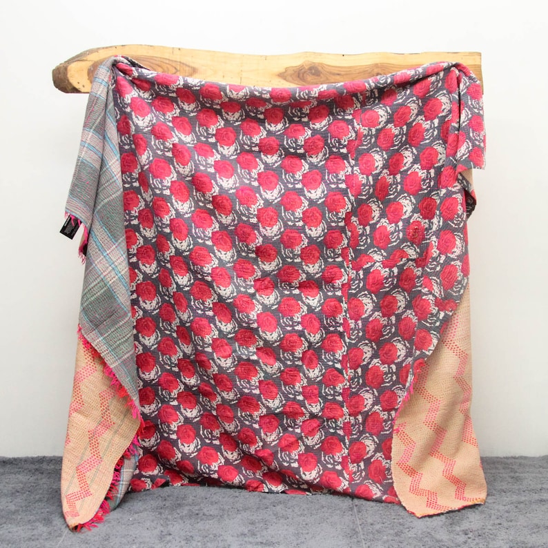 Vintage Kantha Quilt Atemberaubende rote Blumen & Rosa Chevron Indische Kantha Decke Tagesdecke,recycelte Sarees Decke,Bettwäsche,Überwurf,Handgemachtes Geschenk Bild 1