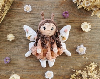 Poupée papillon la fille du printemps - Patron crochet amigurumi PDF disponible en français et en anglais