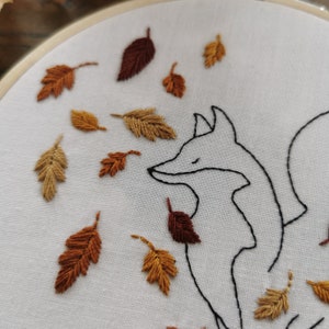 Autumn leaves PDF pattern step by step beginner guide available in French and English, fox DIY, embroidery hoop image 3