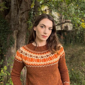 Patrón de jersey con canesú jacquard circular "Pumpkin Patch", ideal para tejer, tejer con motivos de calabazas, otoño y Halloween. Tutorial en PDF en francés e inglés.