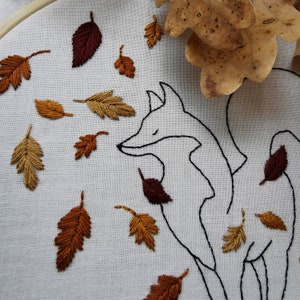 Autumn leaves PDF pattern step by step beginner guide available in French and English, fox DIY, embroidery hoop image 10