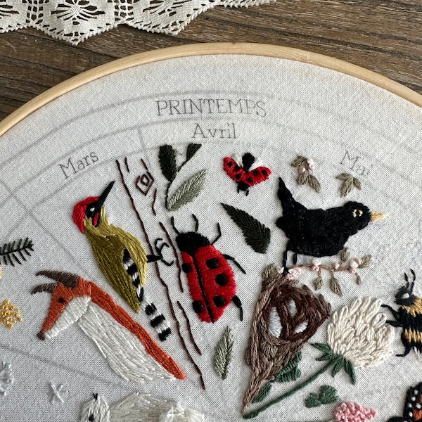 Patron de broderie mois d'avril - calendrier de l'année à broder : les saisons, coccinelle