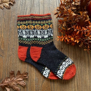 Trick or treat socks - Pdf knitting pattern colorwork, pumpkin skeleton ghost halloween