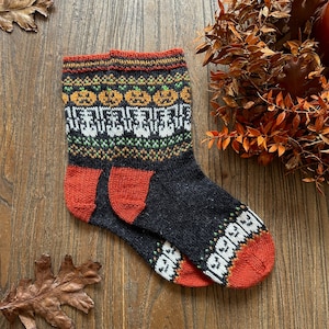 Trick or treat socks - Pdf knitting pattern colorwork, pumpkin skeleton ghost halloween