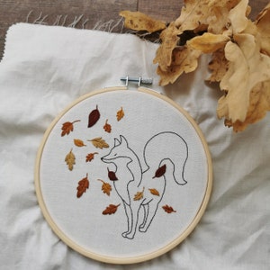 Autumn leaves PDF pattern step by step beginner guide available in French and English, fox DIY, embroidery hoop image 5