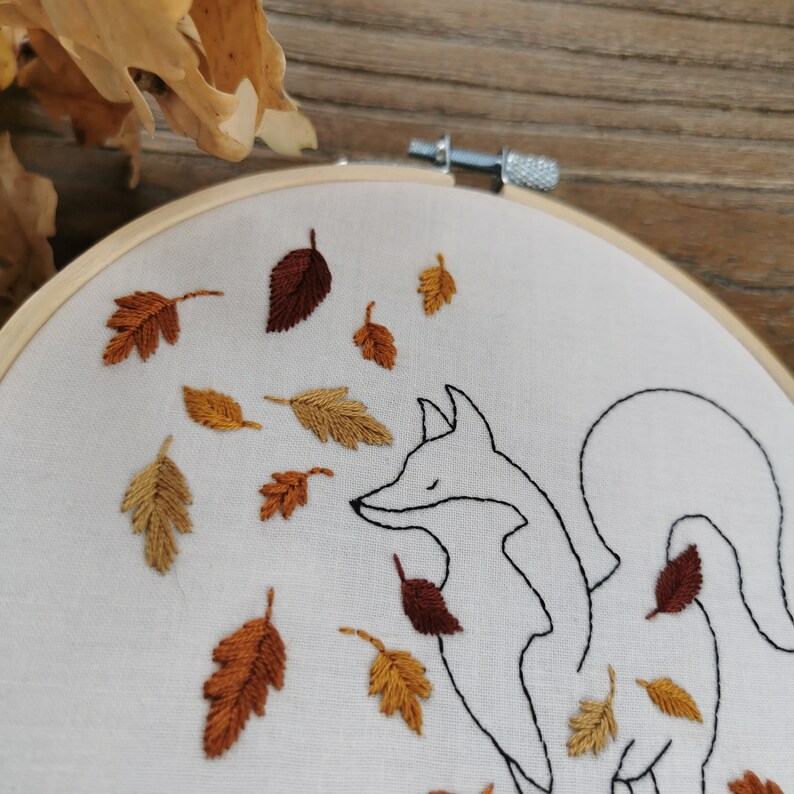 Autumn leaves PDF pattern step by step beginner guide available in French and English, fox DIY, embroidery hoop image 8