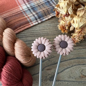 Protectores de puntas de agujas de tejer: flor marrón imagen 2