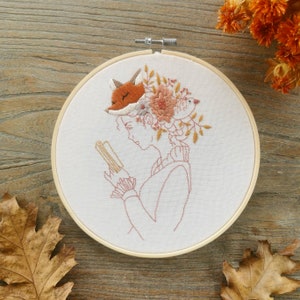 The reader - PDF pattern step by step beginner guide available in French and English, botanical floral