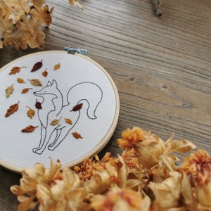 Autumn leaves PDF pattern step by step beginner guide available in French and English, fox DIY, embroidery hoop image 2
