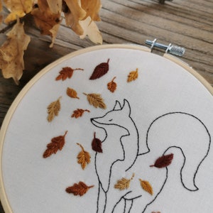 Autumn leaves PDF pattern step by step beginner guide available in French and English, fox DIY, embroidery hoop image 7