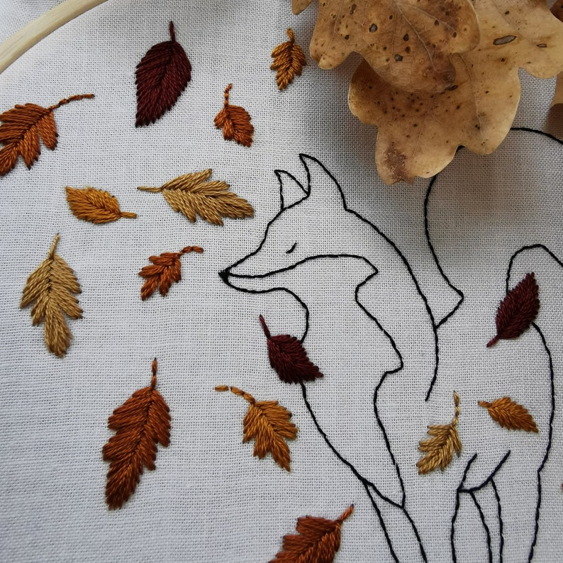 Autumn leaves PDF pattern step by step beginner guide available in French and English, fox DIY, embroidery hoop image 6