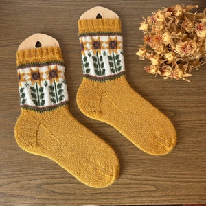 Sunflower fields socks - Pdf knitting pattern colorwork, flower, stripes