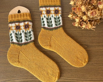 Sunflower fields socks - Pdf knitting pattern colorwork, flower, stripes