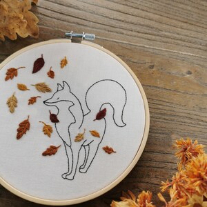 Autumn leaves PDF pattern step by step beginner guide available in French and English, fox DIY, embroidery hoop image 9