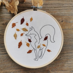 Autumn leaves PDF pattern step by step beginner guide available in French and English, fox DIY, embroidery hoop image 1