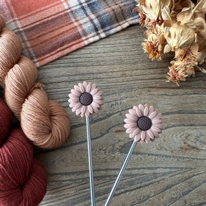Protectores de puntas de agujas de tejer: flor marrón imagen 3