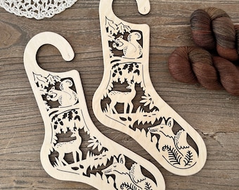 Paar gestrickte Sockenblocker aus Holz mit Waldtiermotiv (Eichhörnchen, Hirsch, Fuchs)