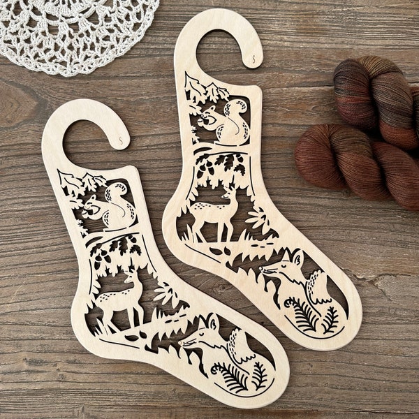 Paire de bloqueurs à chaussettes en bois tricot thème animaux de la forêt (écureuil, biche, renard)