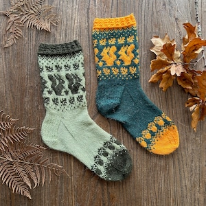 Squirrel socks - Pdf knitting pattern colorwork, forest acorn autumn leaves