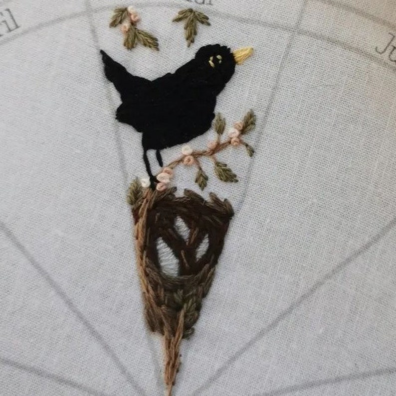 Patron de broderie mois de mai calendrier de l'année à broder : les saisons, oiseau printemps nid image 3