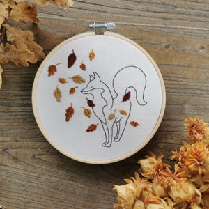 Autumn leaves PDF pattern step by step beginner guide available in French and English, fox DIY, embroidery hoop image 4