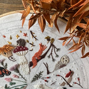 October embroidery pattern : calendar to embroider, seasons phenology wheel, squirrel, acorn, leaves, autumn fall