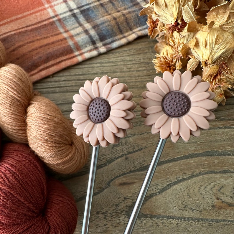 Protectores de puntas de agujas de tejer: flor marrón imagen 1