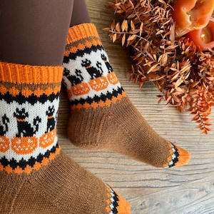 PumCat socks - Pdf knitting pattern colorwork, autumn halloween black cat pumkin spooky (available in english and french)