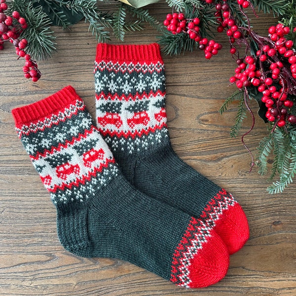 Chaussettes de Noël Home for Christmas - Patron PDF tricot chaussettes jacquard, motif hiver sapin neige