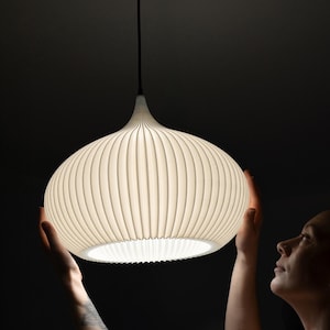Skandinavisk beige oval pendellampskärm | Elegant strippad hängande lampa med takarmaturset