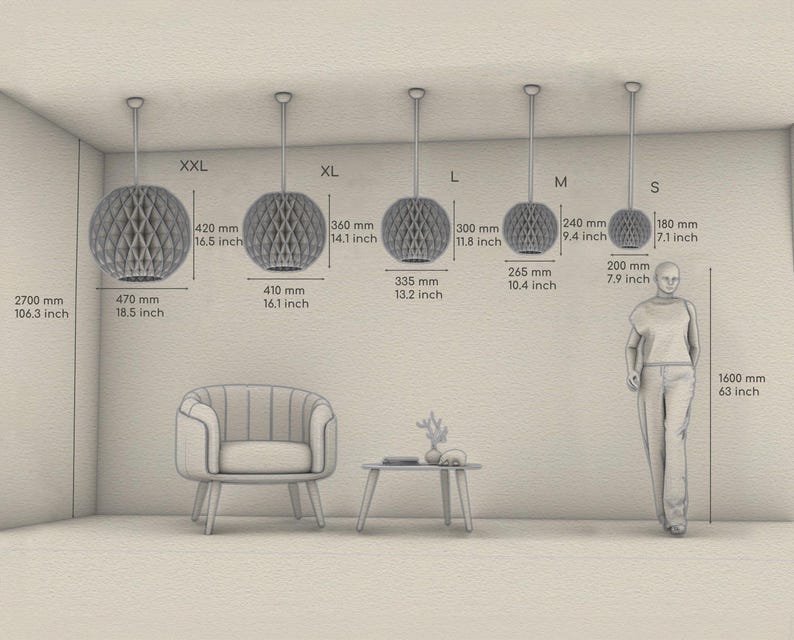 Może przedstawiać: Pięć kulistych lamp wiszących z wzorem kratki, oznaczonych od XXL do S, o wymiarach od 180 mm do 420 mm wysokości i od 200 mm do 470 mm szerokości. Zawiera krzesło, mały stolik oraz postać ludzką dla zachowania skali.