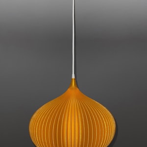 Peut inclure: Une suspension lumineuse dot&eacute;e d'un abat-jour orange vif, nervur&eacute; et en forme d'oignon. La lampe est suspendue par un fin cordon blanc reli&eacute; &agrave; une rosace de plafond blanche assortie. L'abat-jour pr&eacute;sente une texture pliss&eacute;e verticale.