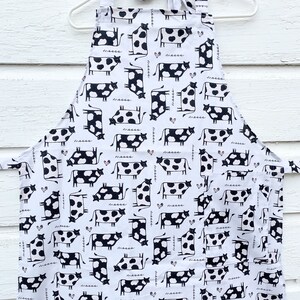 Cow Apron, Women&#39;s Apron, Men&#39;s Apron, Unisex Apron, Farm Apron, Farmhouse Apron, Kitchen Decor, Housewarming Gift, Cow Lover, Farm Lover