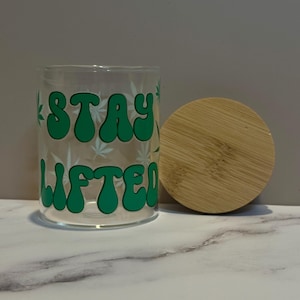 Stay Lifted Stash Jar: 170 g örtförvaring i glas med bambulock