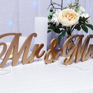 Letreros de mesa para Sr. y Sra., letrero de mesa con forma de corazón, letras para Sr. y Sra., decoración de mesa para bodas, letrero de mesa de madera para Sr. y Sra., letreros dorados para bodas